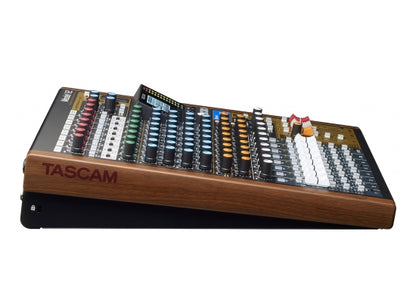 Tascam Model 12 Mischpult, 10 Kanal, 12-Spur-Recorder, IN: 8x XLR/Line Kombibuchse/ 2x Klinke 6.3mm, OUT:2xXLR 3pol