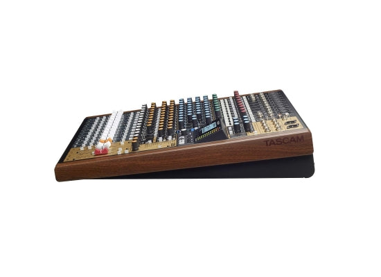 Tascam Model 16 Mischpult